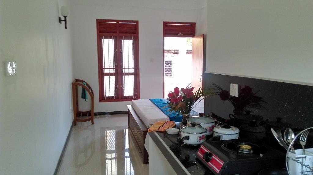 Hasaranga Holiday House Хиккадува Экстерьер фото