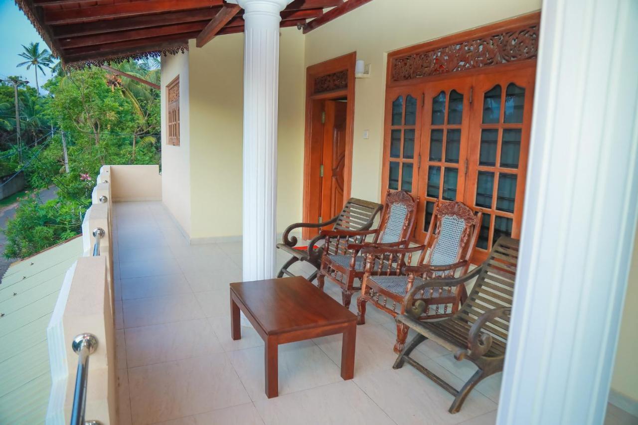Hasaranga Holiday House Хиккадува Экстерьер фото